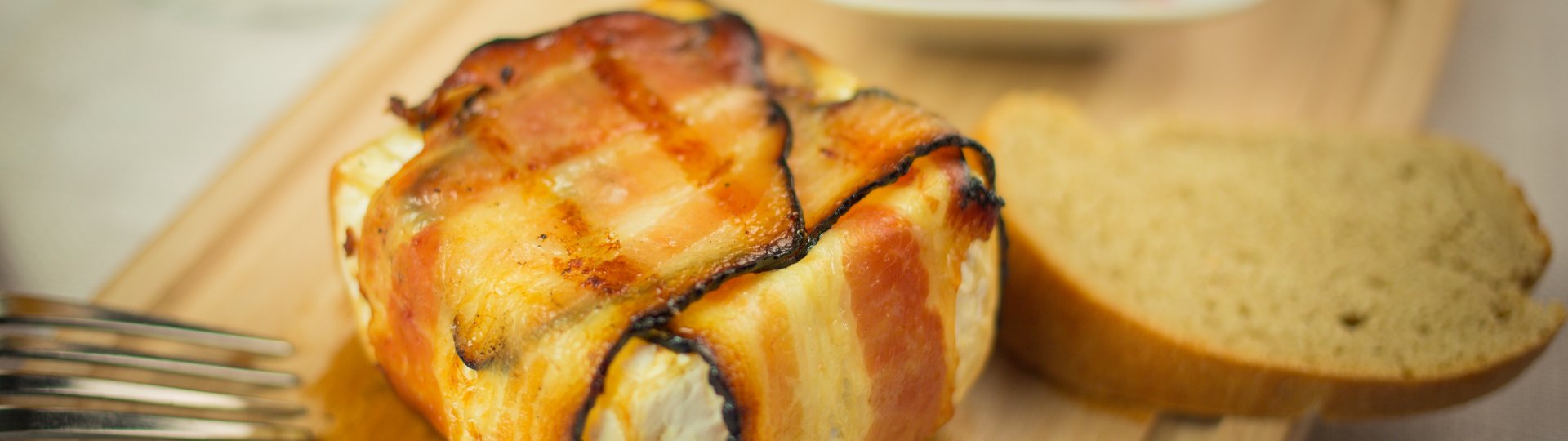 Sýr Olmín ve slaninovém kabátku přímo na grill
