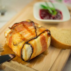 Sýr Olmín ve slaninovém kabátku přímo na grill - recept